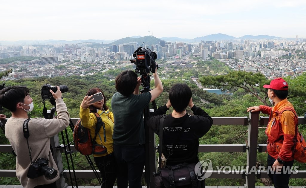 청와대 거쳐 한양도성 간다…백악산, 54년 만에 완전 개방(종합)