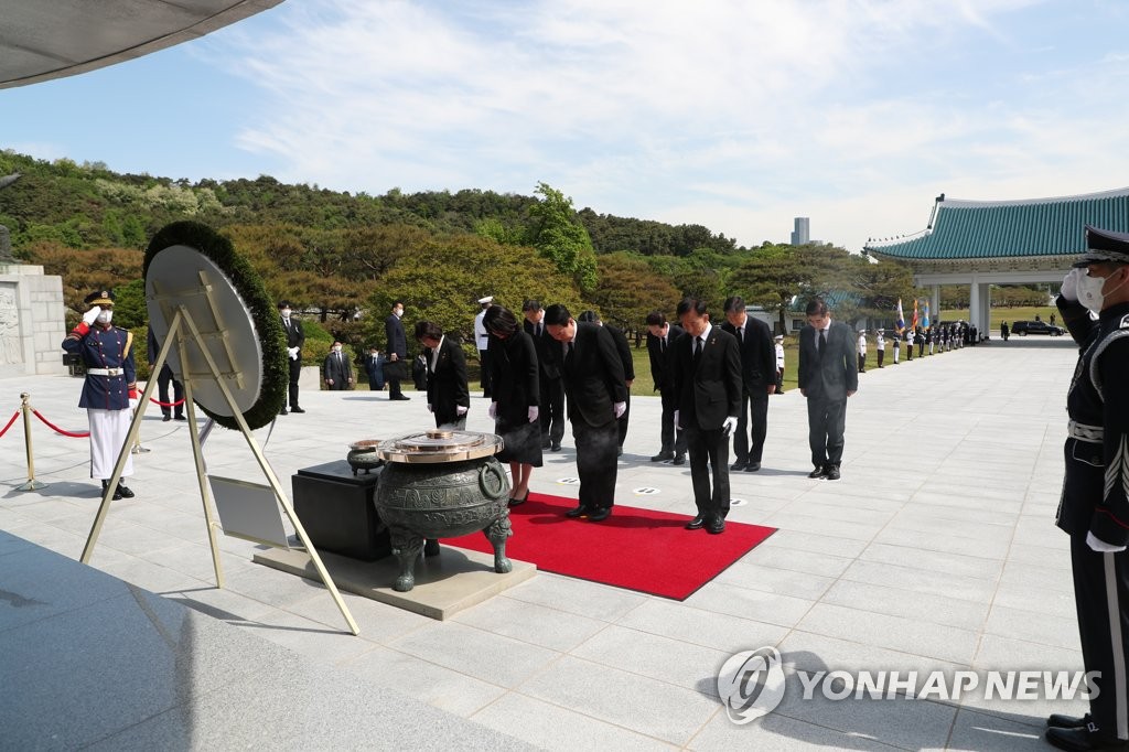 [尹정부 출범] 尹대통령, 현충원 참배…"다시 도약하는 대한민국"