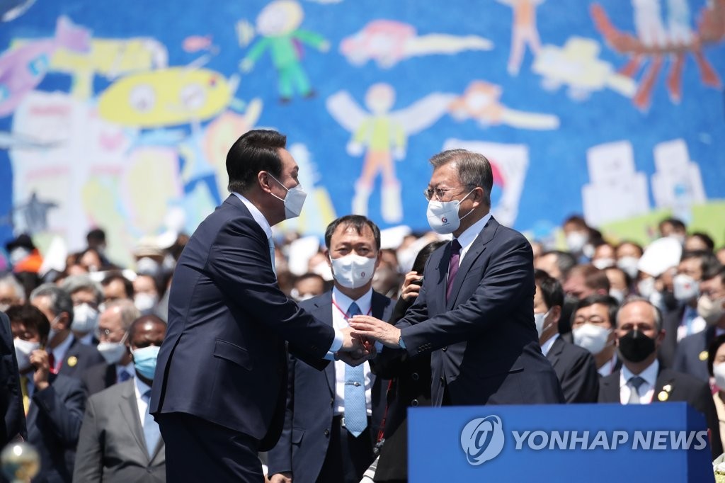 [尹정부 출범] 尹대통령, 연단까지 걸어가며 주먹인사…文·朴에도 '깍듯'(종합)