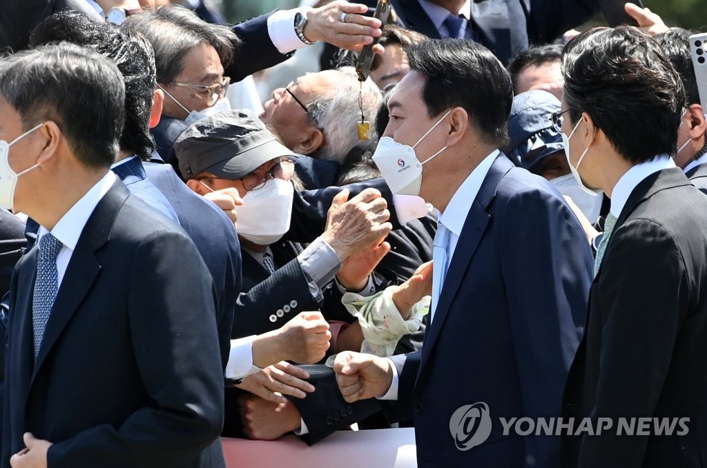 [尹정부 출범] 尹대통령, 연단까지 걸어가며 주먹인사…文·朴에도 '깍듯'(종합)