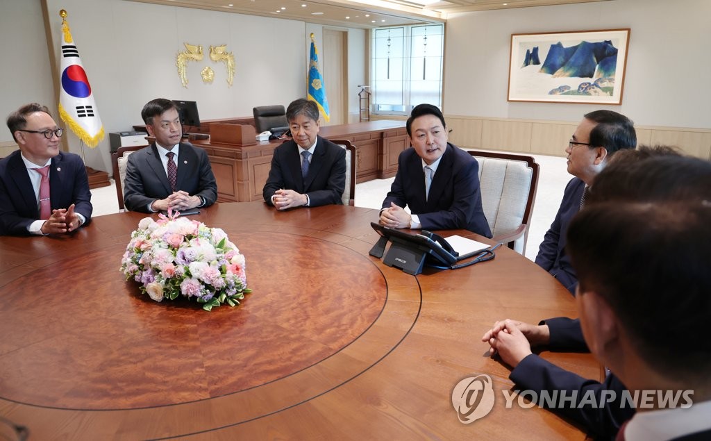 [尹정부 출범] '카퍼레이드' 뒤 용산 입성…1호 결재로 업무 개시