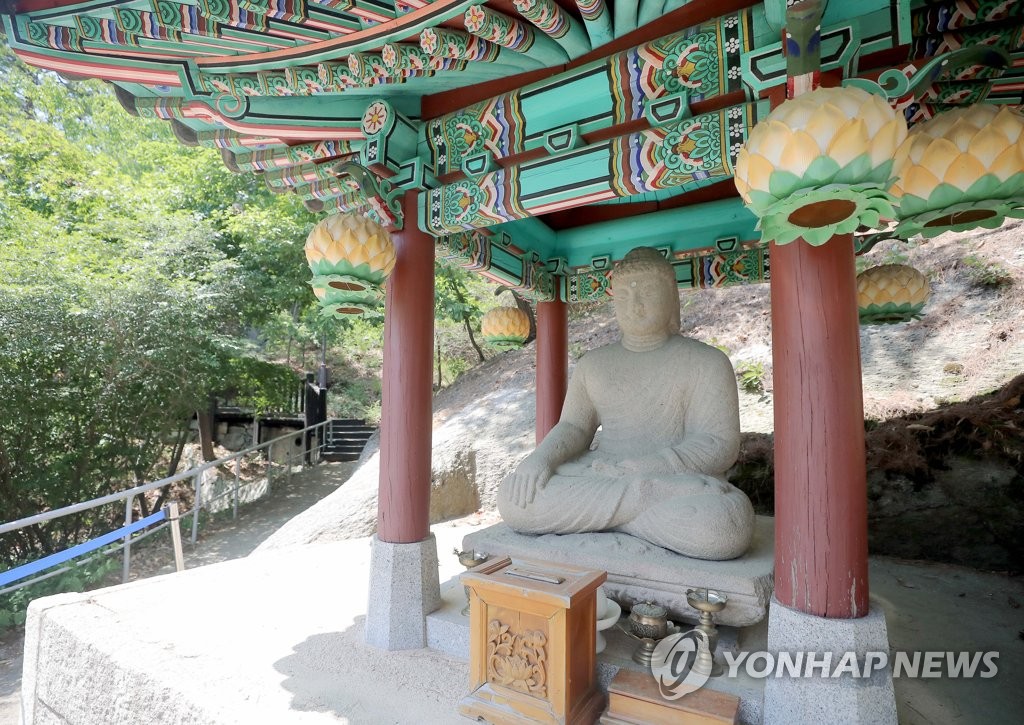 청와대 개방 하루 만에…미남불 앞 불전함 파손(종합)