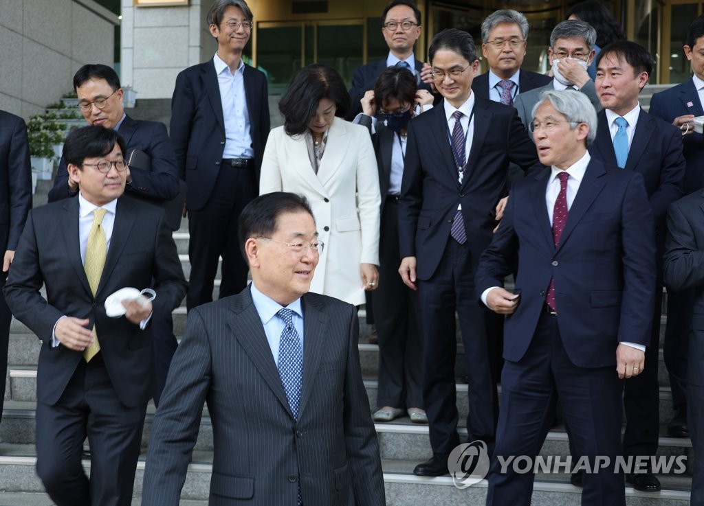 떠나는 정의용 "강대국 위주 수동적 타성에서 완전히 벗어나야"