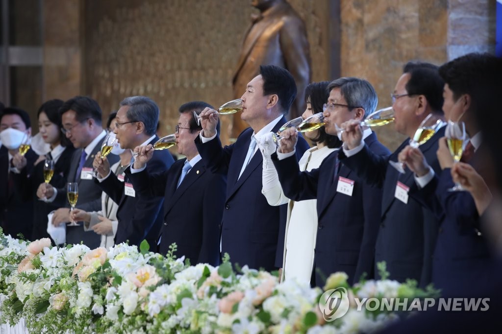 [尹정부 출범] 윤대통령 "국민과 대한민국 민주주의가 승리한 날"…국회 연회