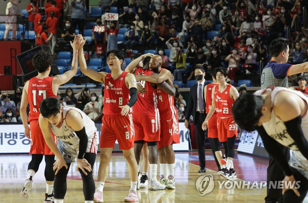 '슥 잡아보라'던 SK, 스피드 농구로 창단 첫 통합 우승