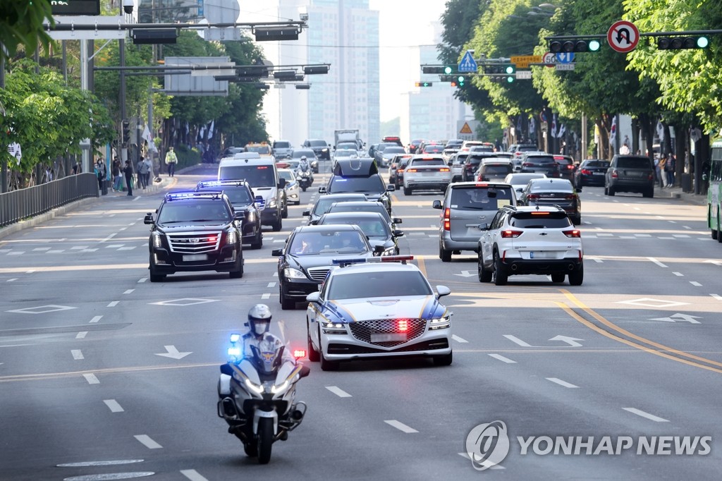 尹대통령, 출근 소감 묻자 "취임사에 빠졌다? 통합은 너무 당연"