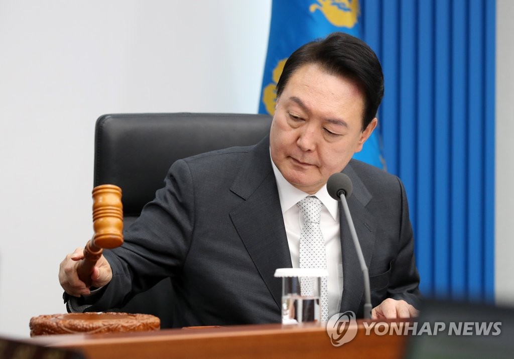 '턱걸이 개의' 尹정부 첫 국무회의…文의 장관 '어색한 동거'