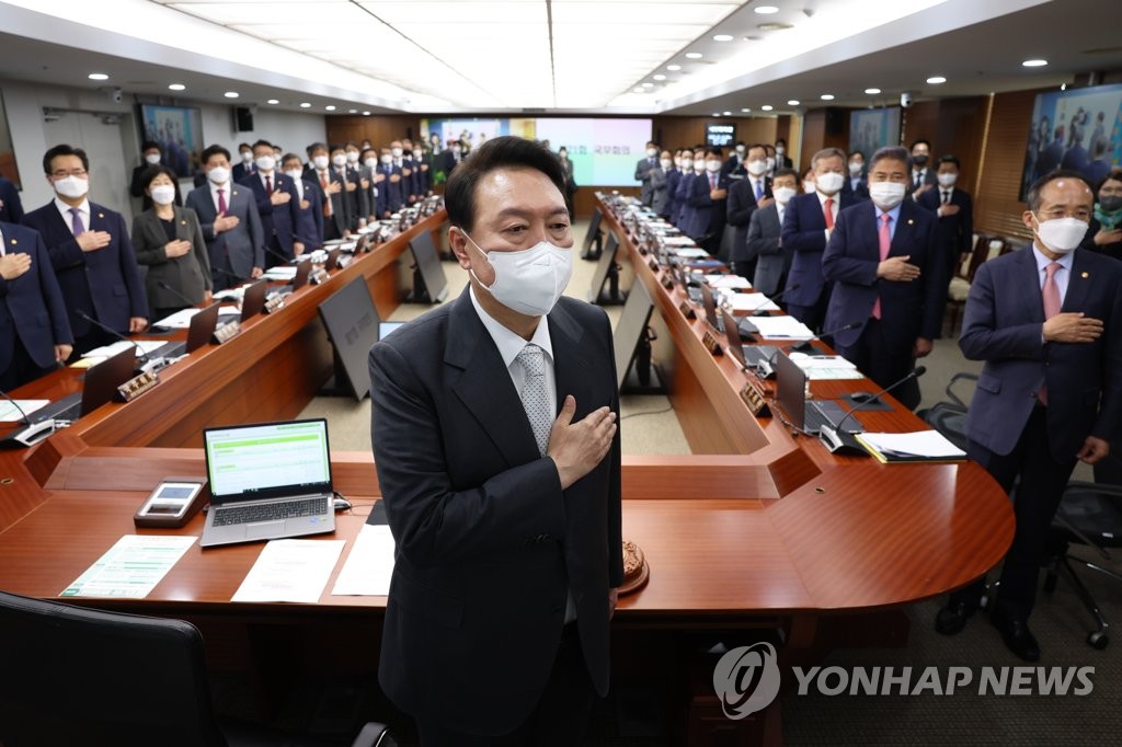 첫 국무회의, 추경안 의결…'文의 장관' 권덕철·노형욱 참석(종합)