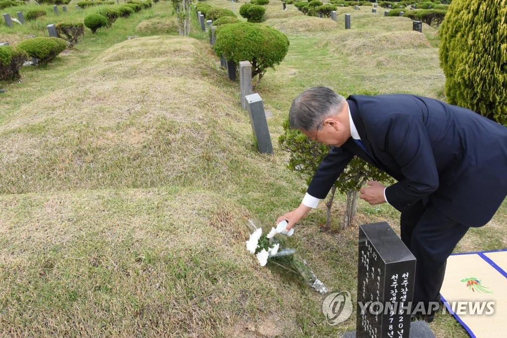 "나와주세요"…'14년 시차' 노무현 봉하마을과 문재인 평산마을