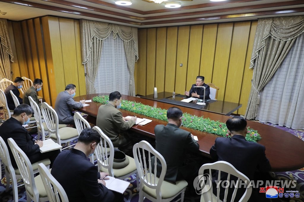 북 "한명의 발열자도 놓치지 말아야"…의대생까지 동원