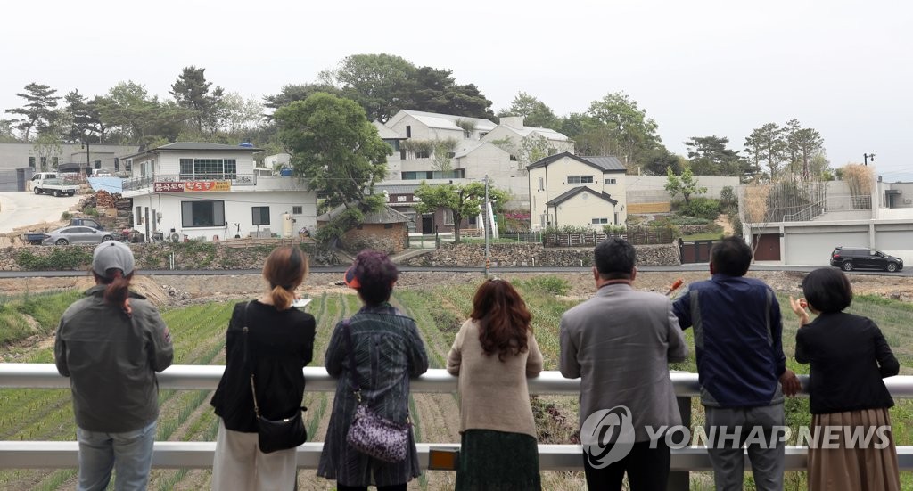 "나와주세요"…'14년 시차' 노무현 봉하마을과 문재인 평산마을