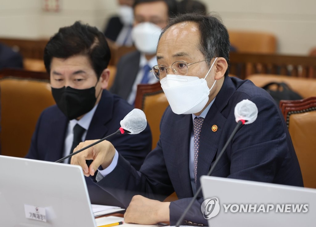 기재위 '세수 추계 오류' 기재부 질타…野 "분식회계·범죄집단"