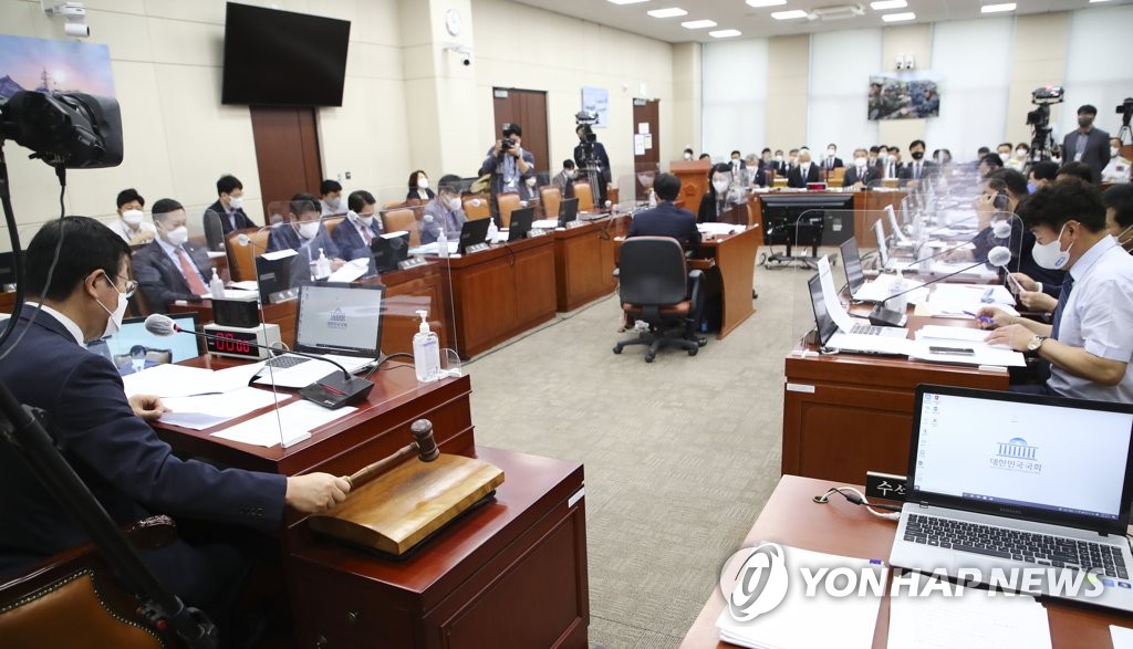 "호구잡혔다…장병 피복·전투화값 깎나" 국방예산 삭감 질타