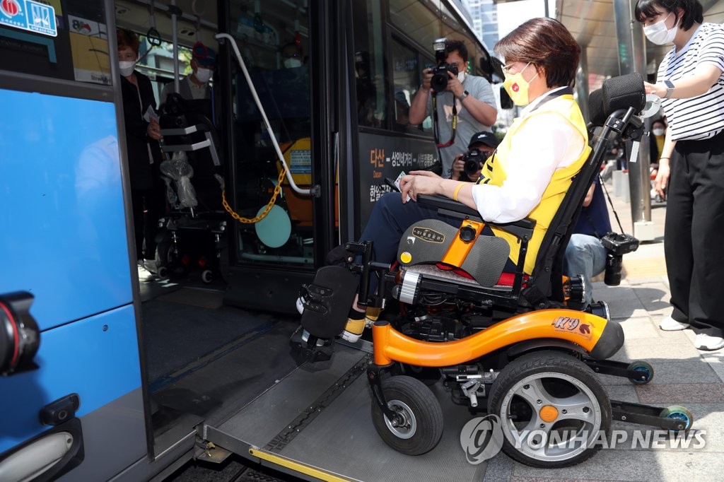 부산인권위원회 "시민 1/3은 이동약자…보행권 보장 권고"