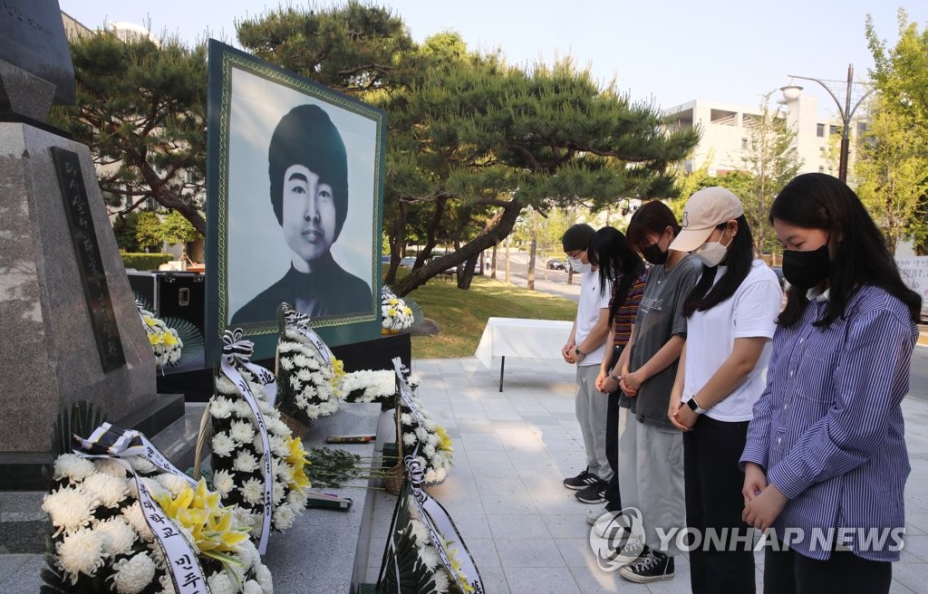 '5·18 정신 기억하겠습니다' 이세종 열사 추모 발길(종합)