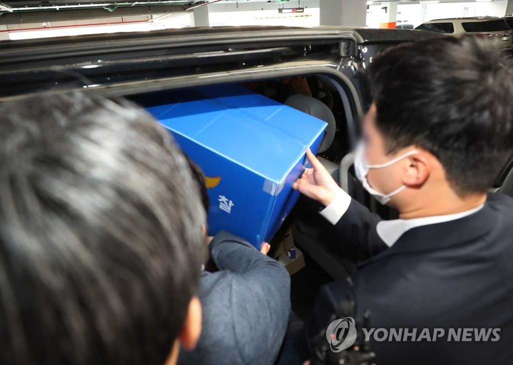 경찰, 성남FC·두산건설 압수수색 8시간여 만에 종료