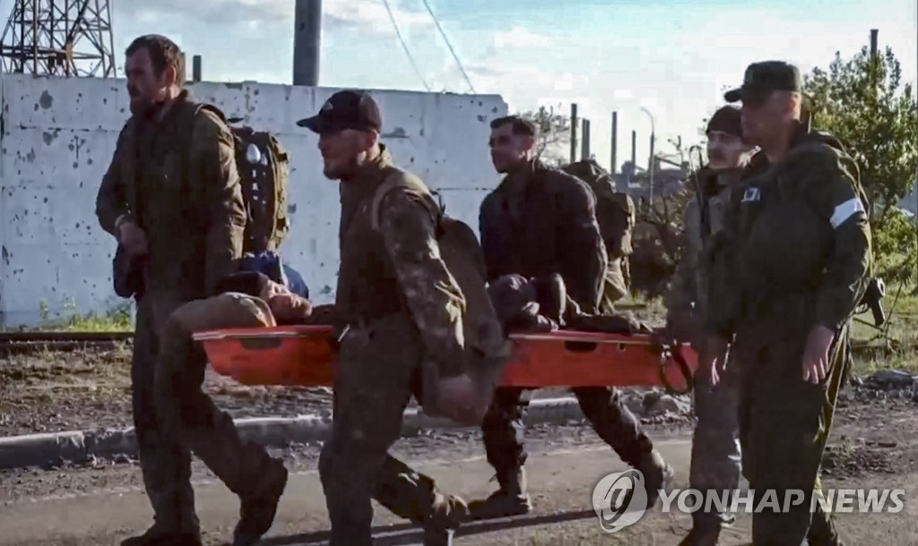 [우크라 침공] 러 "항복한 아조우스탈 군인에 국제법 대우"…일각선 사형 주장