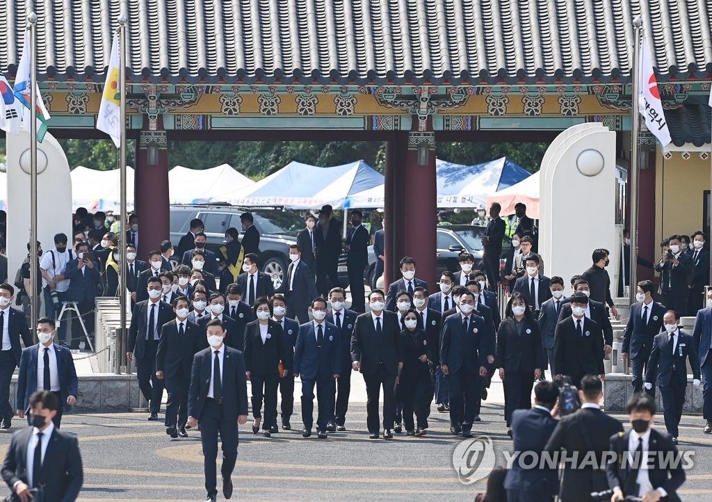 번번이 발길 멈췄던 尹, 이번엔 유가족단체와 '민주의 문' 입장