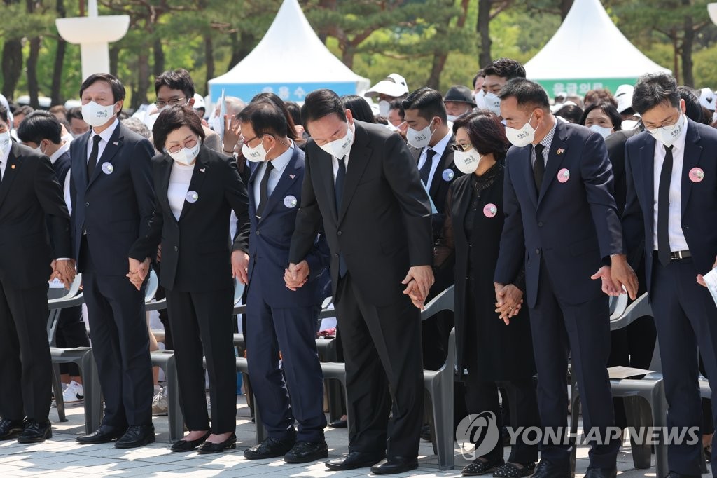 주먹 흔들고, 손에 손잡고…'님 행진곡' 제창, 여야 따로 없었다(종합2보)