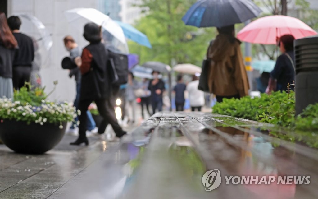 평년보다 높은 기온…오후 곳곳 소나기·빗방울