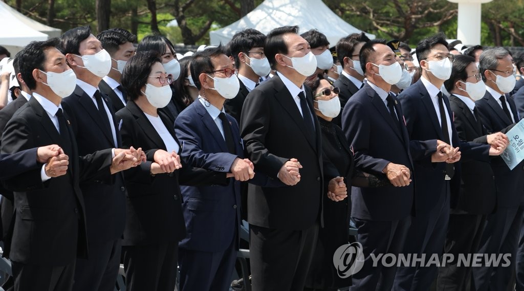 주먹 흔들고, 손에 손잡고…'님 행진곡' 제창, 여야 따로 없었다(종합2보)