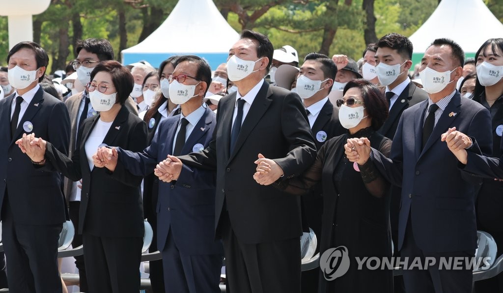 주먹 흔들고, 손에 손잡고…'님 행진곡' 제창, 여야 따로 없었다(종합2보)