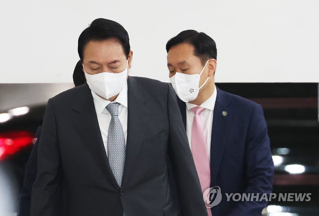 '尹직할' 논란 검찰, 살아있는 권력 수사 시험대