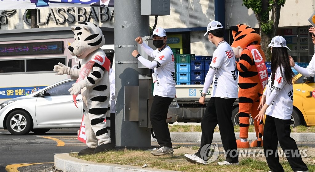 "유권자를 사로잡아라"…톡톡 튀는 이색 선거운동 눈길