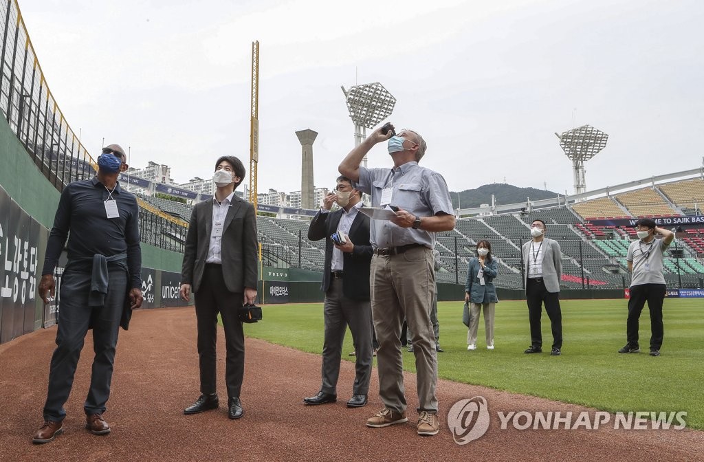 수평기까지 들고 사직야구장 답사한 MLB 사무국