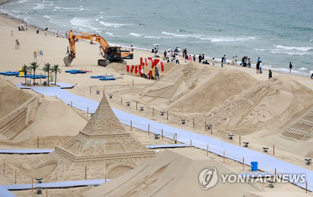 모래조각으로 만나는 세계 랜드마크…해운대 모래축제 개막