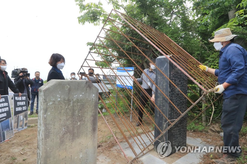 제주도 보훈청, '박진경 추도비 감옥 조형물' 강제 철거