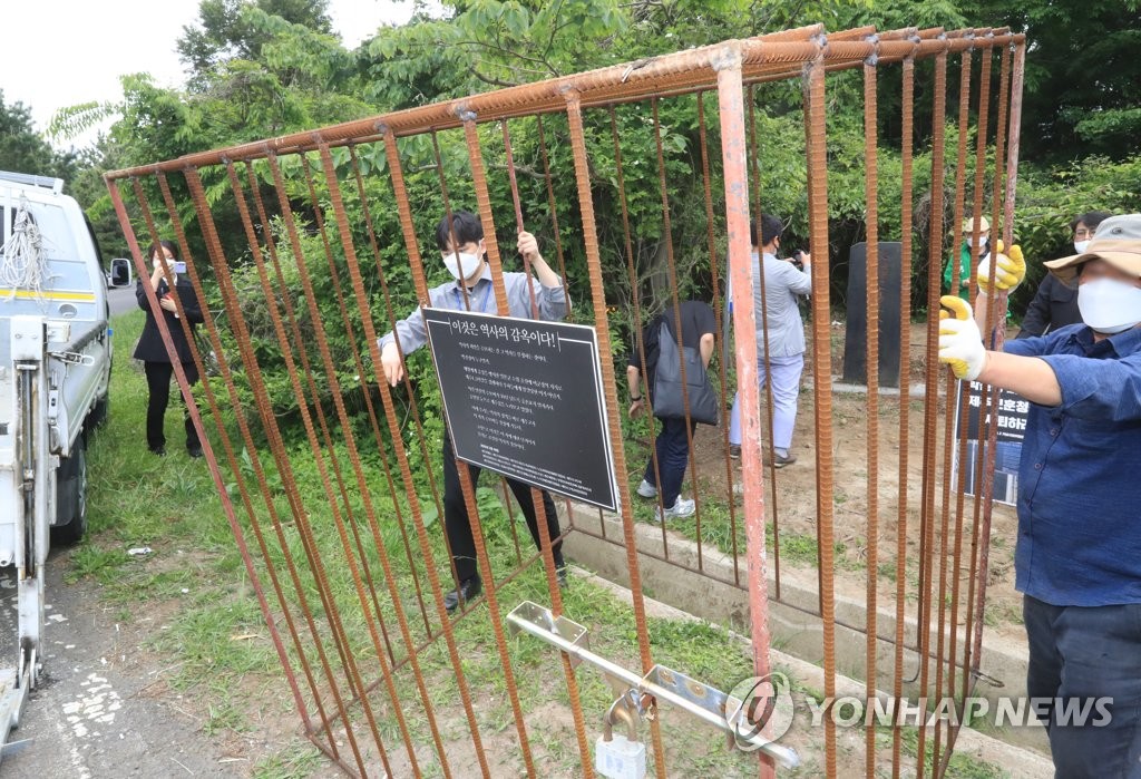 제주도 보훈청, '박진경 추도비 감옥 조형물' 강제 철거