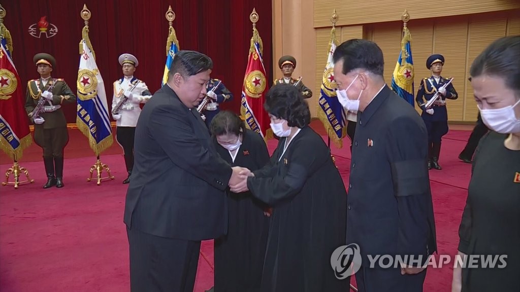 김정은, 현철해 조문 '울먹'…"군·인민에 보상할수 없는 손실"(종합)