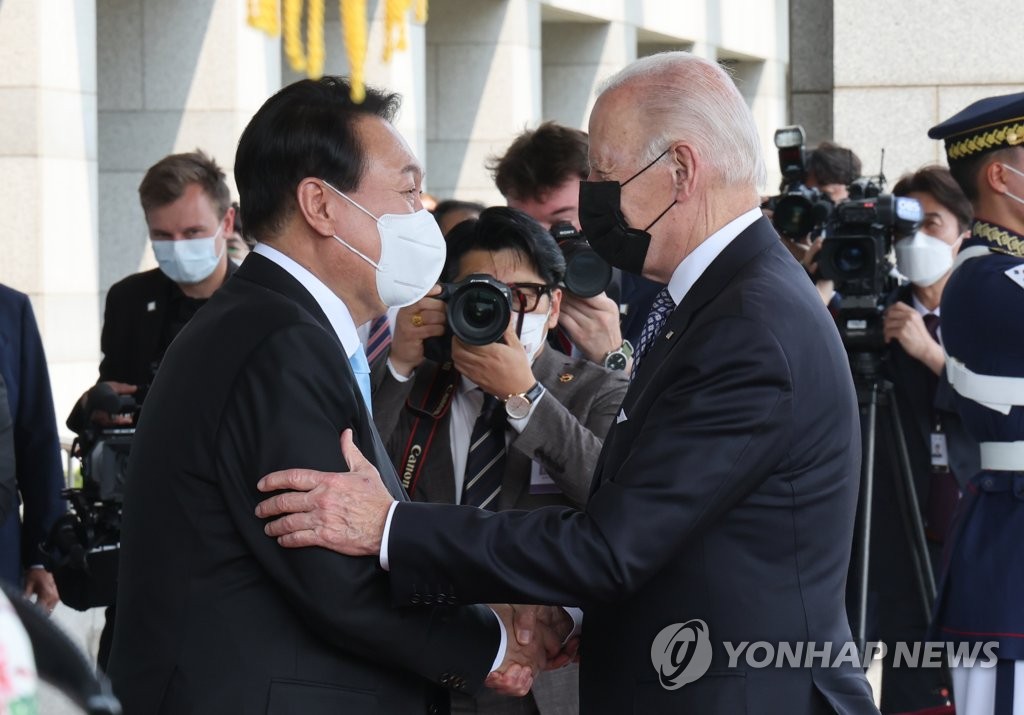 尹대통령, 용산청사 '레드카펫'서 바이든 영접…소인수회담 돌입(종합)