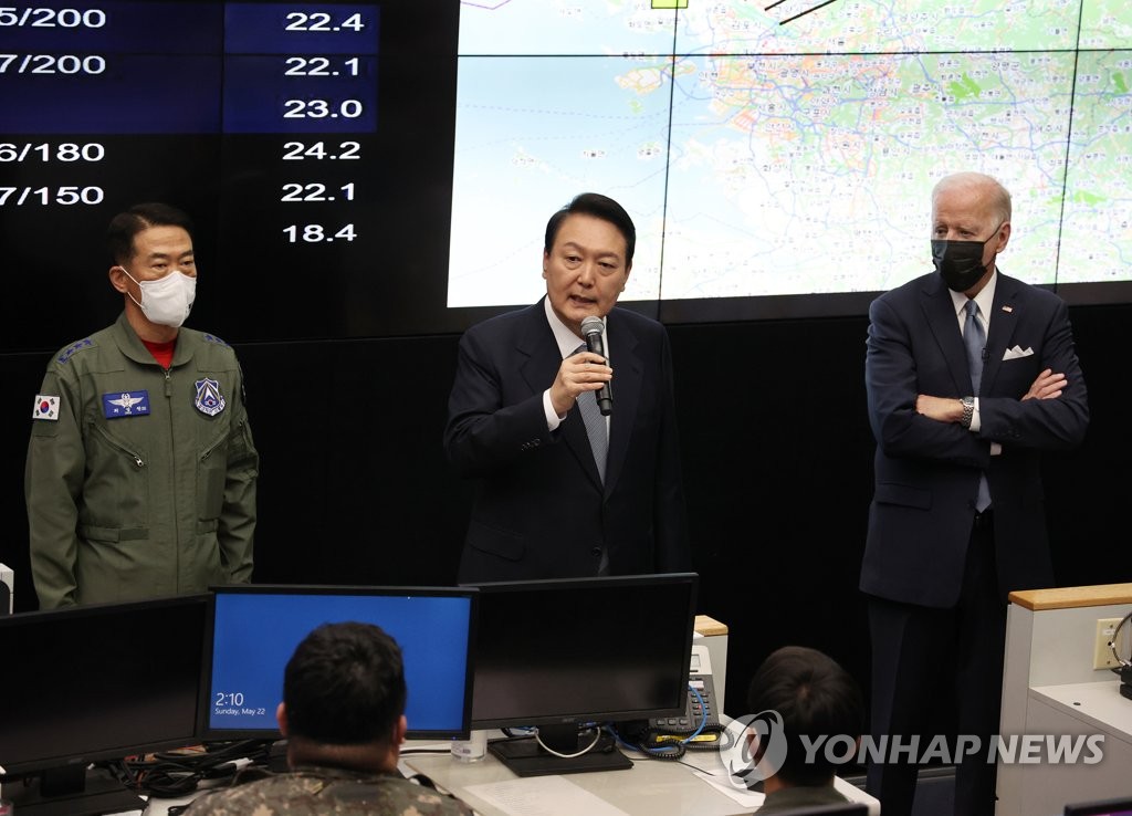 바이든, 오산KAOC서 방한일정 마무리…尹대통령과 "엄지척" 작별