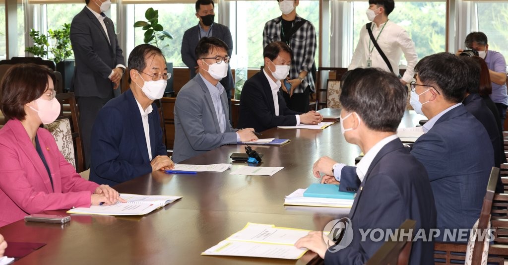 한총리, 첫 방역상황 점검회의…"과학적 근거 기반 방역 추진"