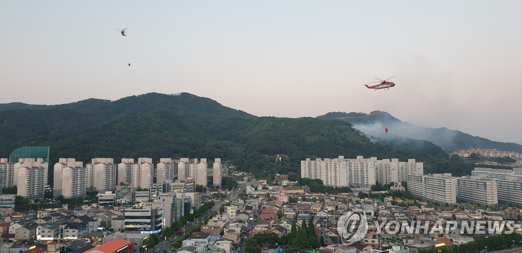 경남 김해 분성산서 산불…불길 산 정상부로 번져