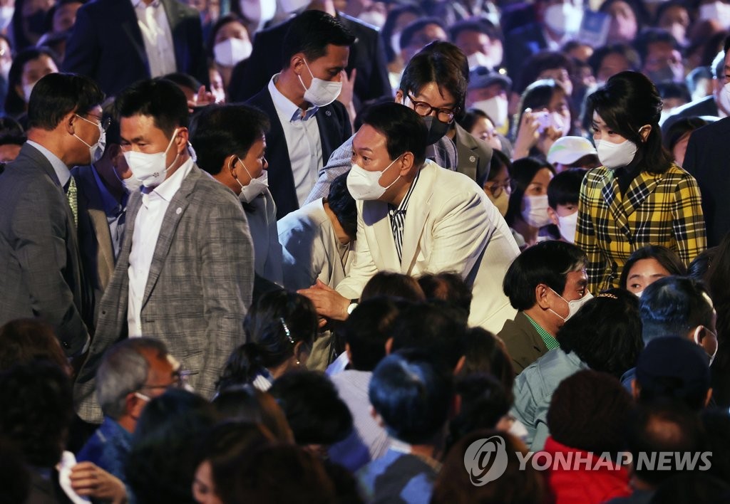 尹대통령 내외, 청와대 '열린음악회' 관람…"靑은 여러분 것"