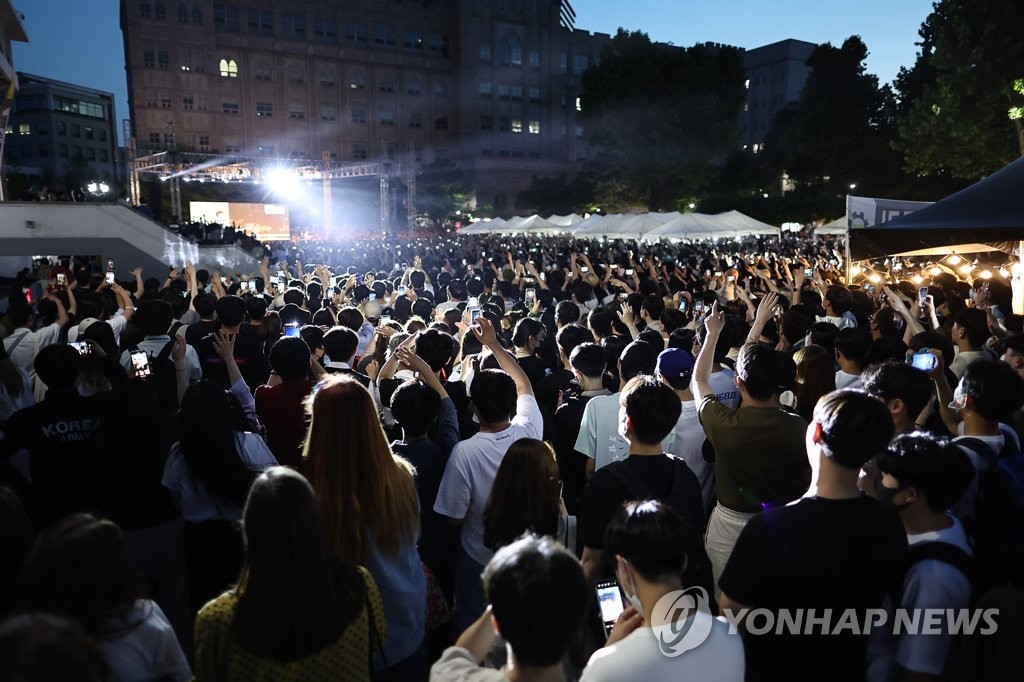 축제 '슈퍼위크' 대학가 들썩…'티켓·학생증 거래' 과열(종합)