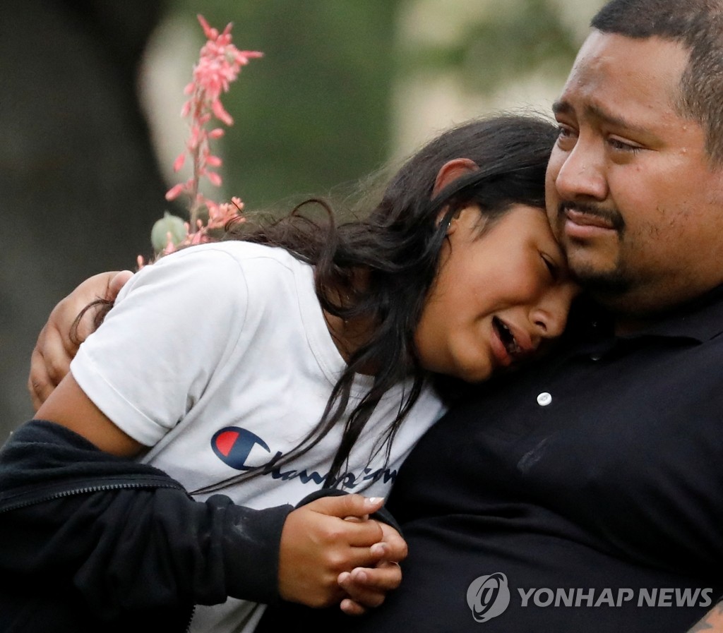 "숨진 친구 피 발라 죽은 척 했다"…美 초등학교 총격 참상