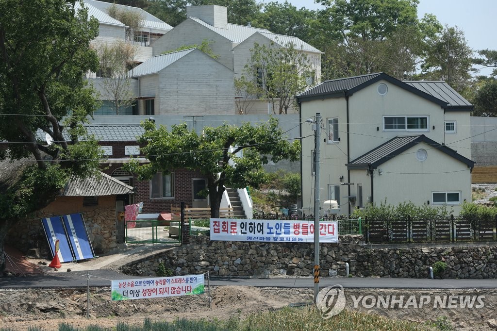 文 사저 평산마을 오죽했으면 집단항의…"집회소음 더 못 참아"