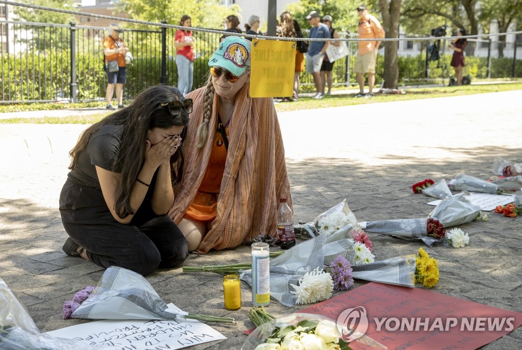 미 교실 총기난사 10세 생존자 "다들 겁에 질려 울고만 있었다"