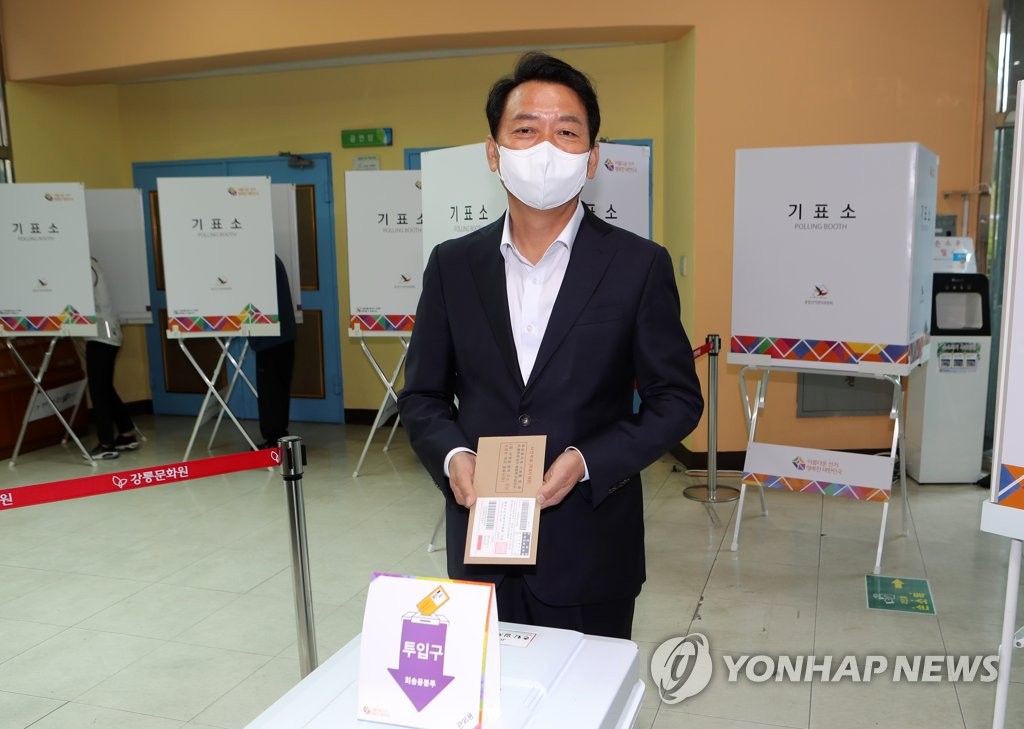 [사전투표] "숙제 마친 홀가분한 기분"…강원 소중한 한 표 행렬