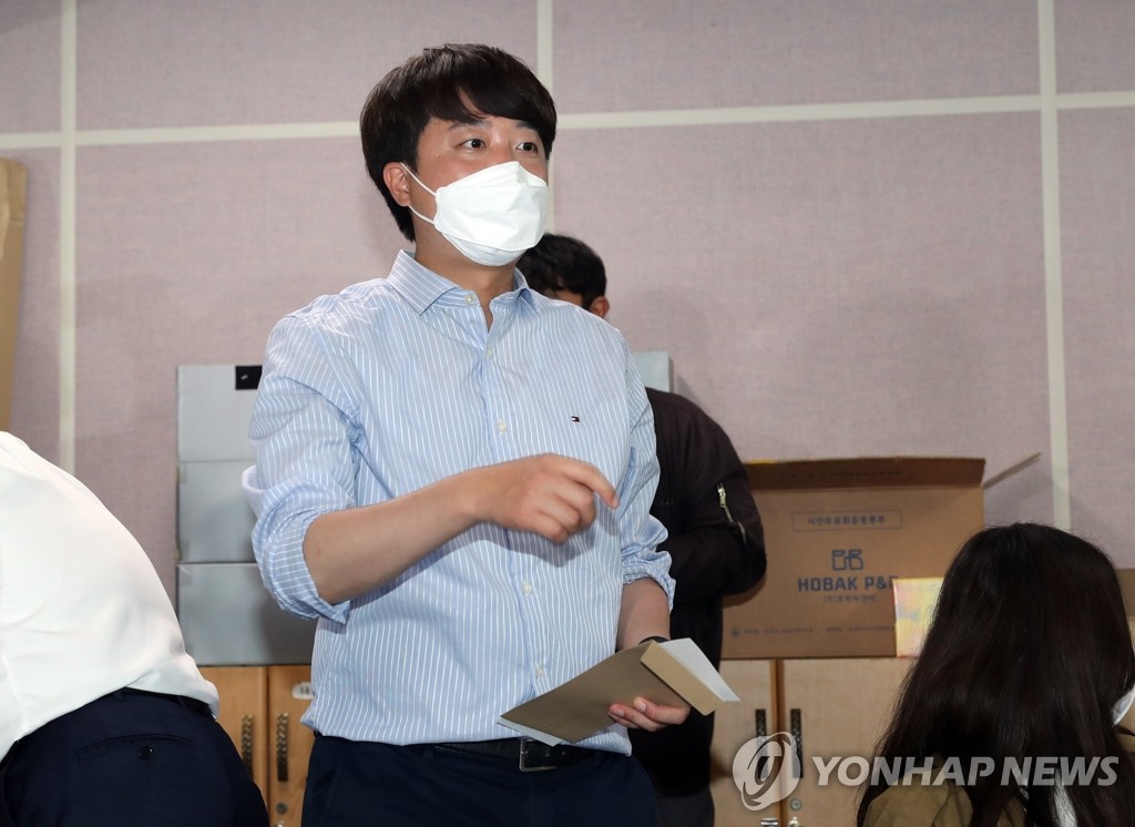 이준석 "콩가루 민주당"…이재명 '김포공항 이전' 연일 맹공