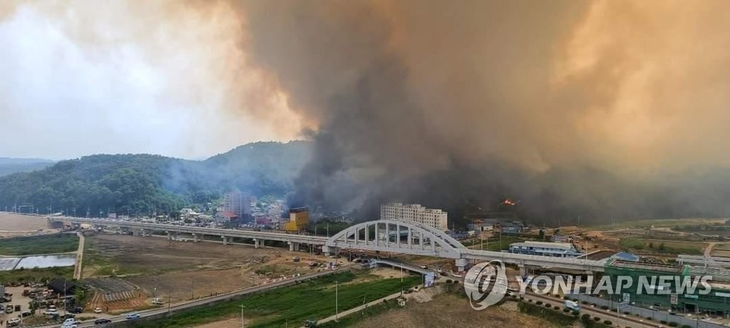 한총리 "울진 산불 진화에 가용한 모든 장비·인력 동원"