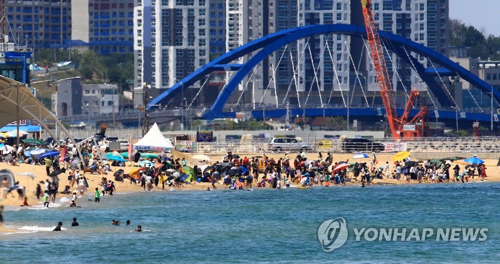 "여름이다"…전국 바다·산·유원지 인파로 '북적'