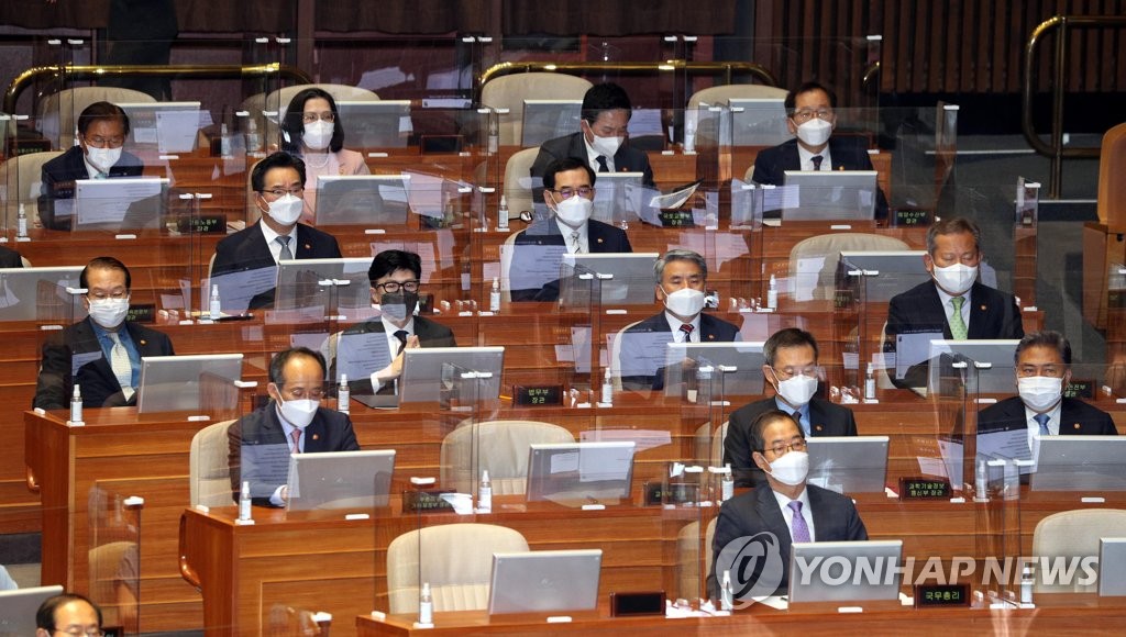 전반기 국회 종료 1시간30분 前 추경 처리…본회의 곳곳 빈자리