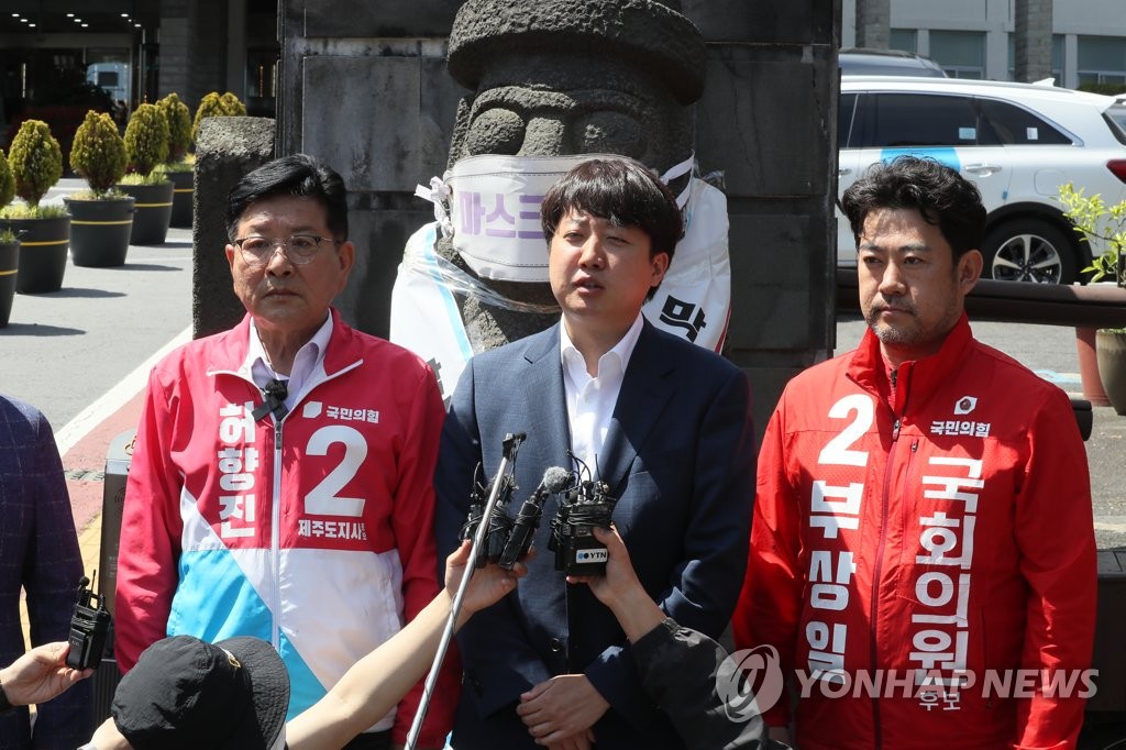 與, '최대 격전지' 경기 총집결 유세…제주서 김포공항 이슈몰이