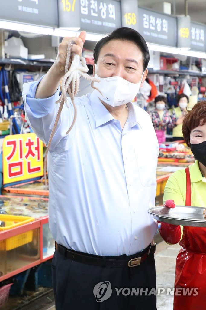 尹, 자갈치시장 관리비 민원에 "시장 출마자에 각서 받으라"