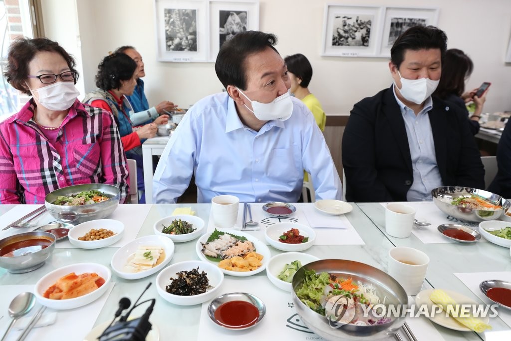 尹, 자갈치시장 관리비 민원에 "시장 출마자에 각서 받으라"